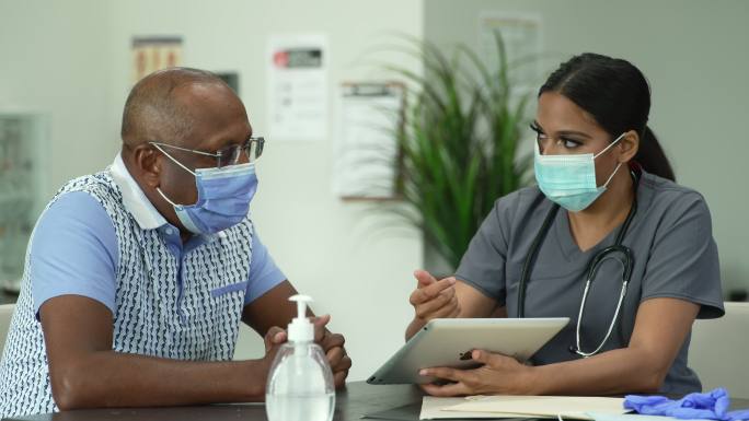 与患者沟通的医生国外外国看病治疗疾病病人