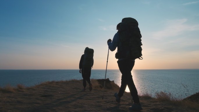 徒步旅行者登峰探险团队合作剪影成功