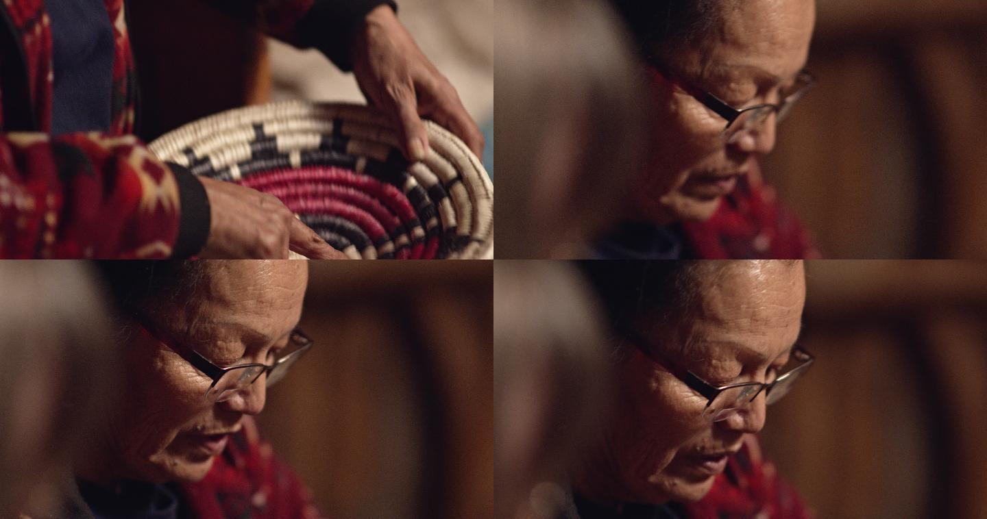 妇女一边触摸编织的纳瓦霍族篮子，一边讨论