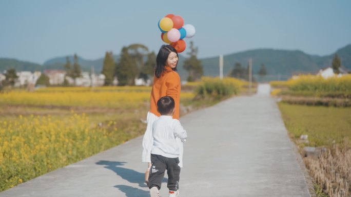 温馨妈妈陪伴孩子玩耍奔跑追逐儿童节母爱