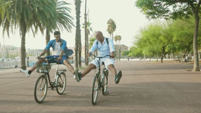 无忧无虑的父亲和儿子在骑自行车