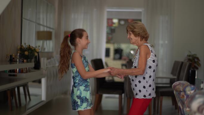 奶奶和孙女在家一起跳舞
