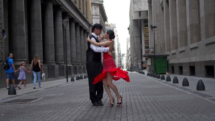 美丽的探戈舞伴在街上翩翩起舞