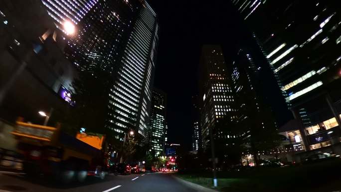 晚上开车穿过城市大都市灯火通明行车记录仪