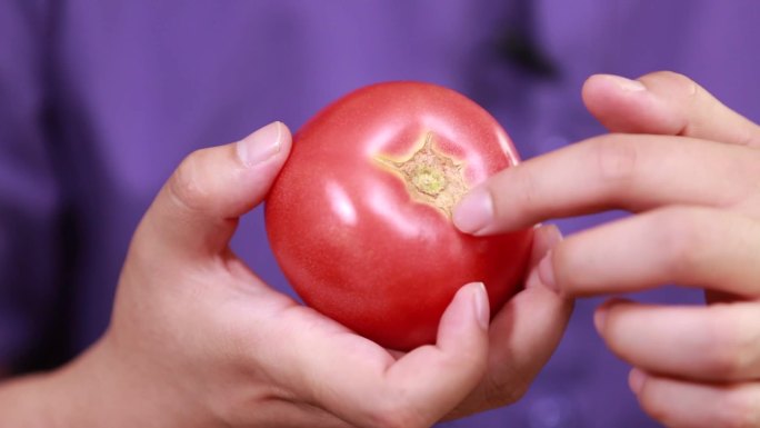 【镜头合集】手里拿西红柿