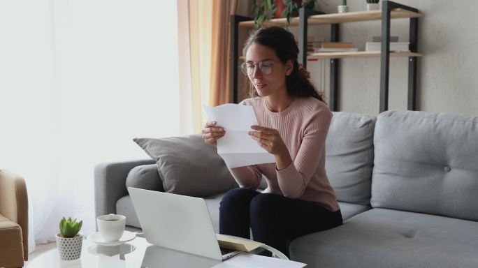 收到信件的女人国外外国女孩拆信看信激动开