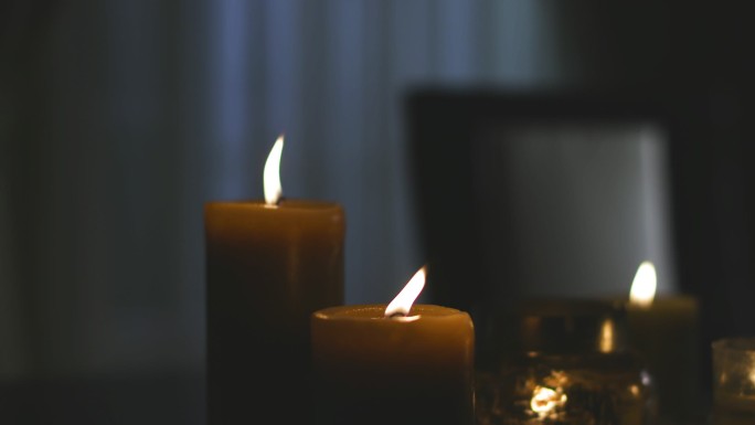 停电时，蜡烛照亮了一个黑暗的家。