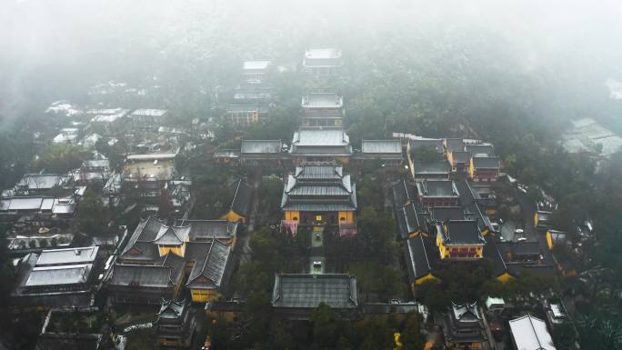 云雾中的杭州灵隐寺大气4K航拍