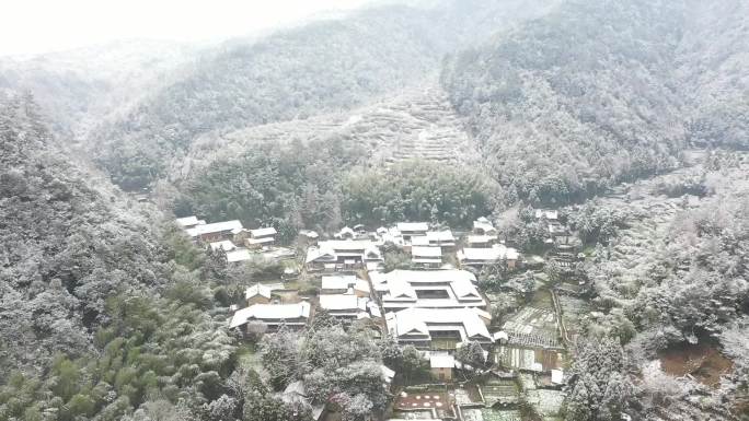 航拍泰顺徐岙底古村落雪景