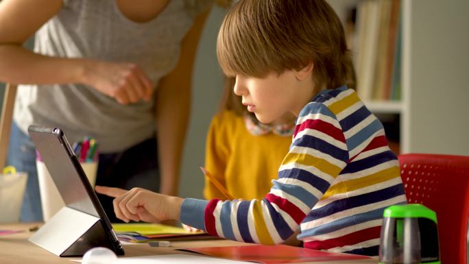 可爱的孩子使用笔记本电脑进行在线学习