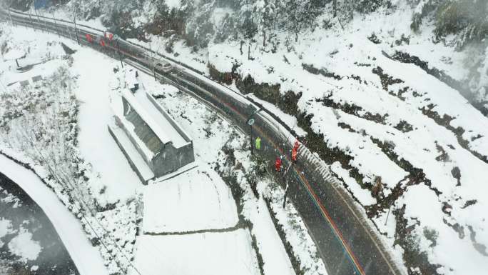 暴雪中道路养护工人除雪作业4K航拍