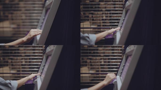 使用自动取款机的女人