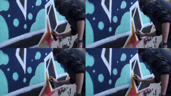 男子在墙上涂鸦街头艺术