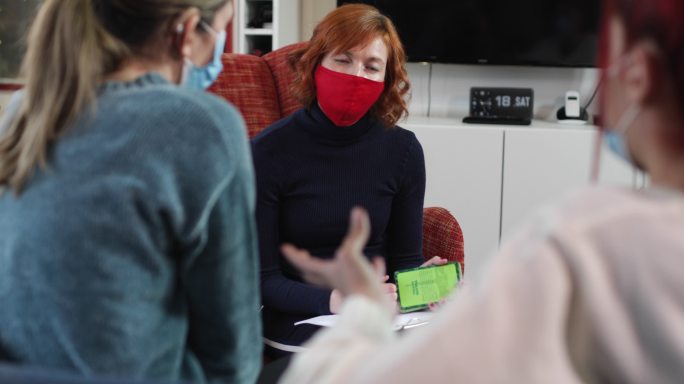 女心理治疗师在治疗期间戴着防护面罩