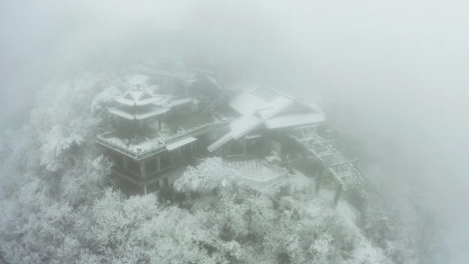 大雪中的杭州北高峰古建筑大气4K航拍