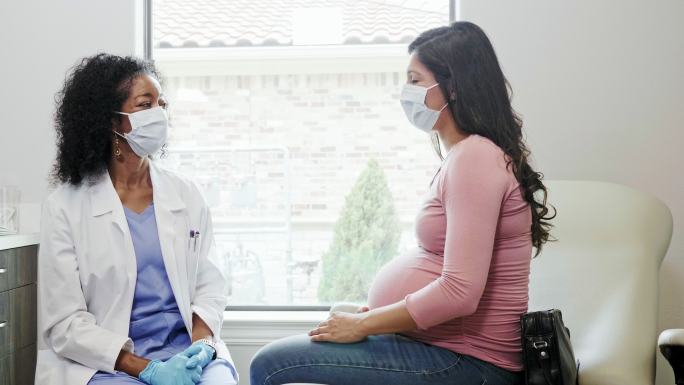 与医生交流的孕妇孕期孕检国外医师外国医护