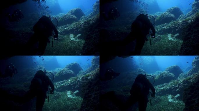 潜水员探索海洋洞穴的水下慢镜头