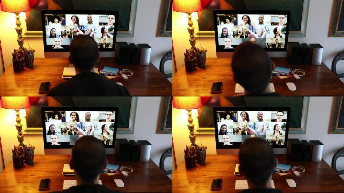 男子在电脑前与亲朋好友视频通话