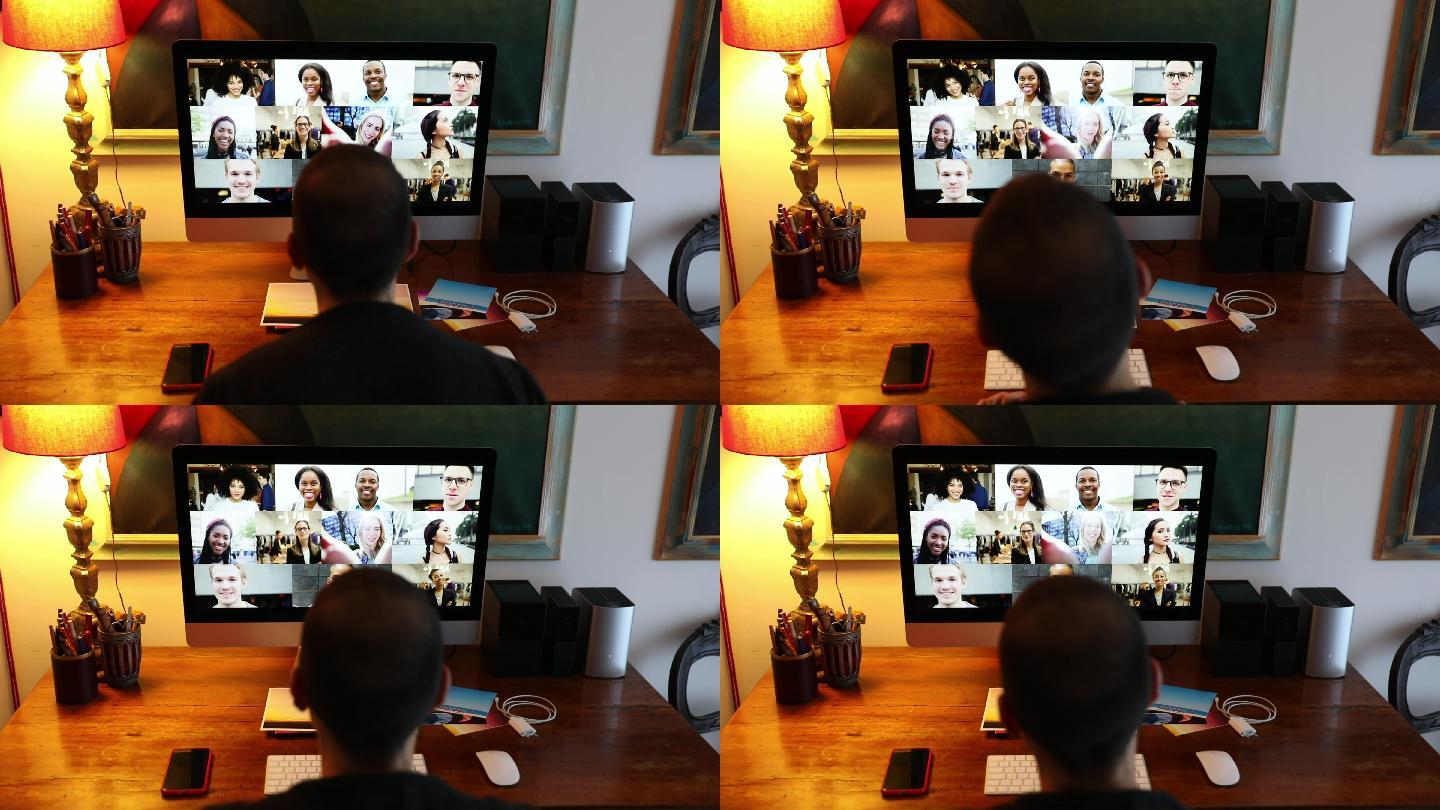 男子在电脑前与亲朋好友视频通话