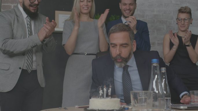 一群商人送蛋糕给他们的CEO