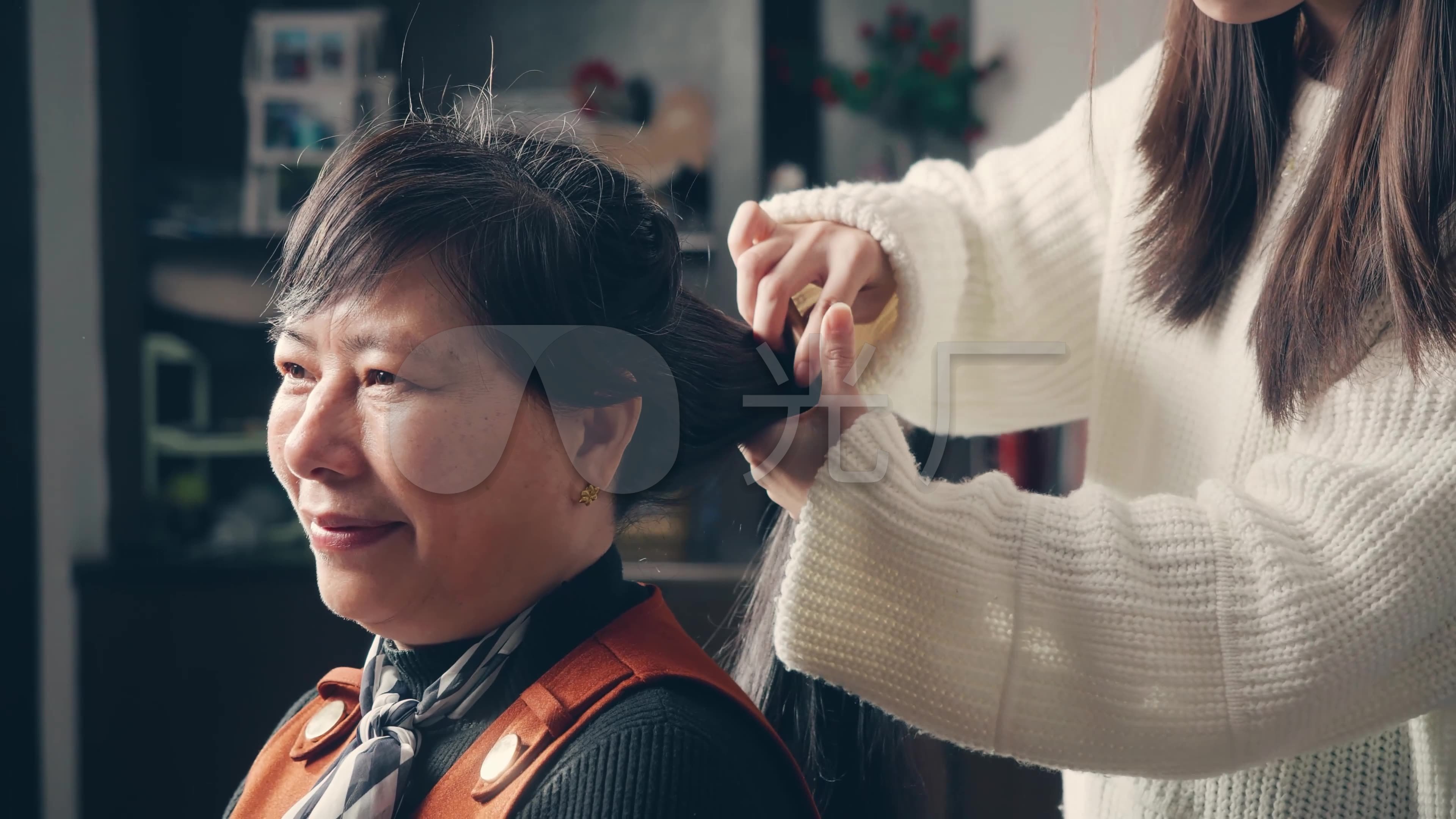 年轻的亚洲父母正在给孩子梳头发_站酷海洛_正版图片_视频_字体_音乐素材交易平台_站酷旗下品牌