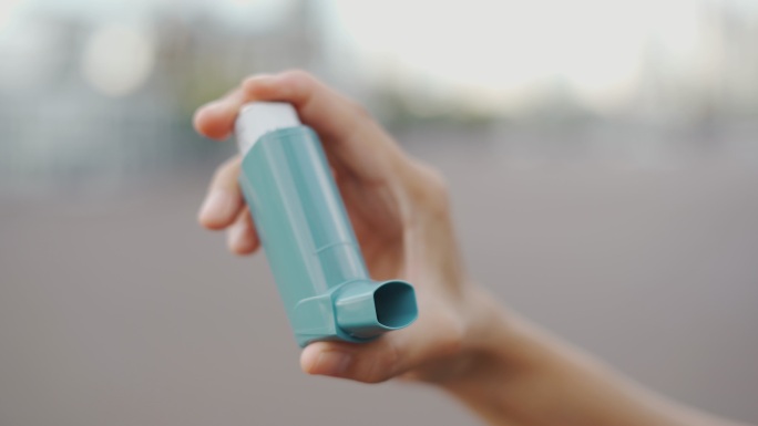 女性使用哮喘吸入器的特写镜头
