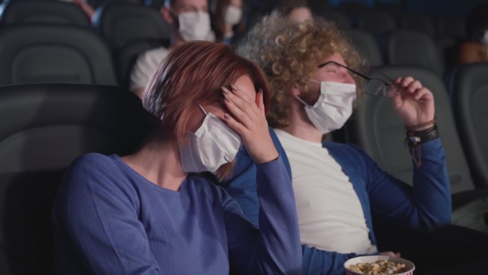 情绪激动的情侣在电影院看喜剧。