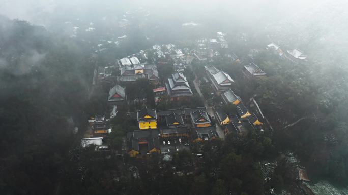 云雾中的杭州灵隐寺大气4K航拍