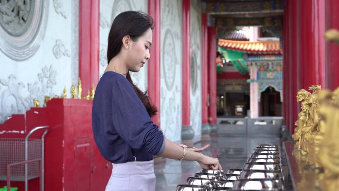 女子正在寺庙祈祷许愿