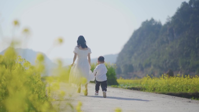 小孩田间奔跑女生奔跑妈妈陪伴小孩向前狂奔