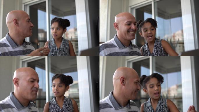 当聋哑父亲在家工作时，女儿与他交谈