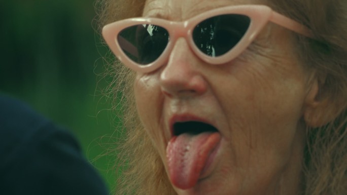 老年妇女伸出舌头有趣的表情
