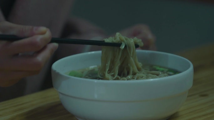 雨天 暗色调 电影调 吃面 面条