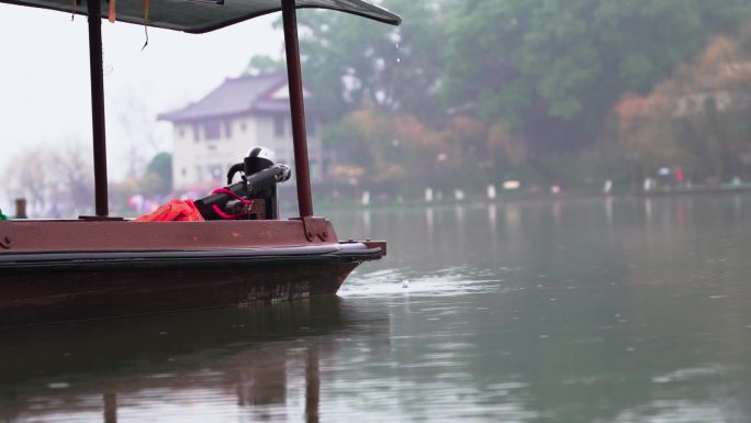 杭州西湖雨天游船雨滴下落