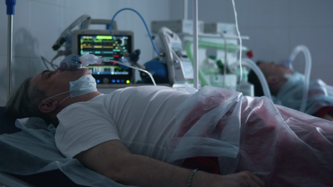 冠状病毒男性患者用呼吸机呼吸