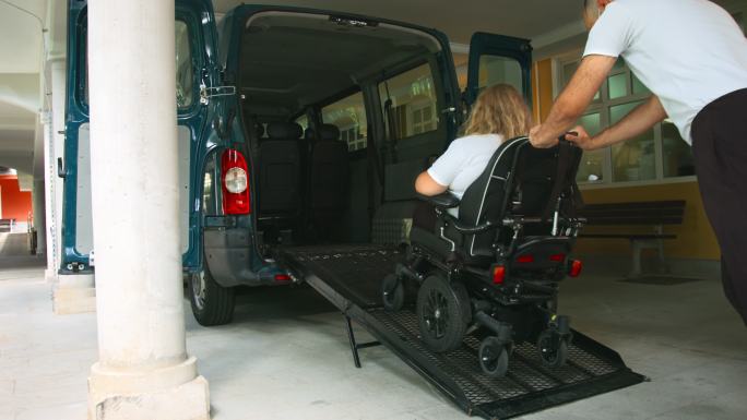 轮椅上的残疾人使用货车坡道