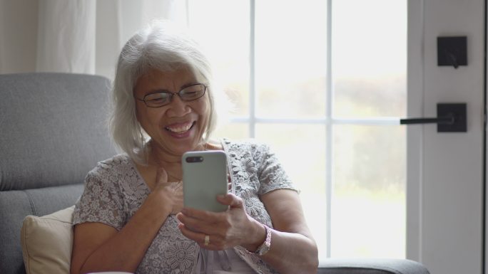 视频通话中的女性老人老年人网络聊天高兴