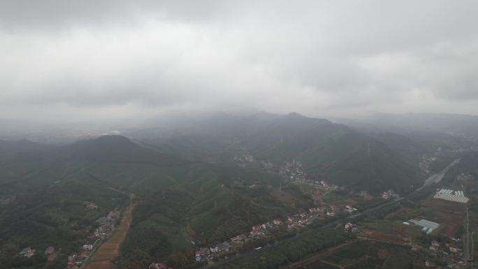 大疆无人机拍摄雨后的山川河流安吉茶山4K