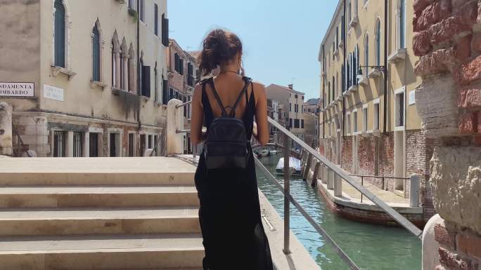 美丽的女孩在意大利威尼斯漫步。