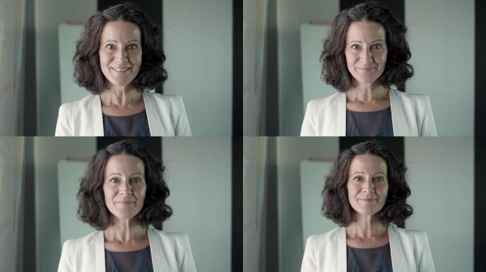 站在办公室里的中年女商人的肖像