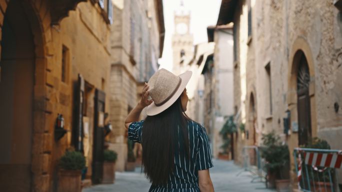 街道闲逛的女子美女背影旅游小镇历史