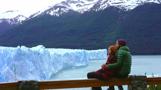 夫妇俩欣赏冰川的美景