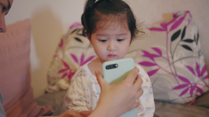 孩子用智能手机与祖父母视频通话