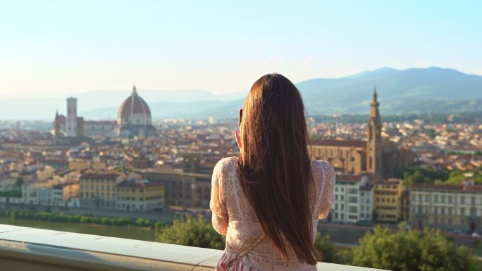 女孩在意大利佛罗伦萨全景摄影。