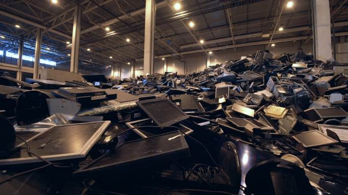 回收设施里一堆废弃电脑