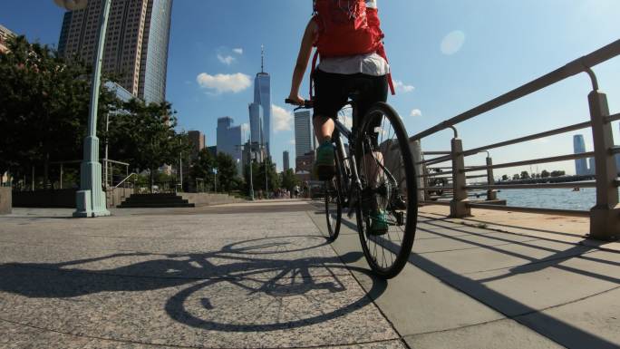骑自行车的女人年轻人户外运动健康生活骑行