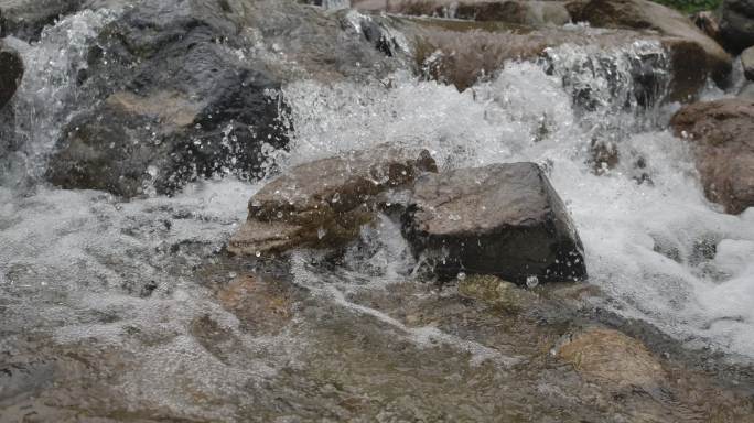 实拍石头流水山涧水流视频素材