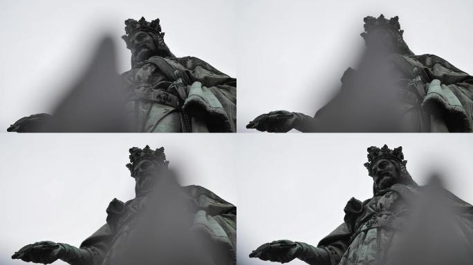 布拉格查尔斯桥上的查尔斯雕像