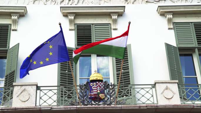 匈牙利和欧盟国旗在风中飘扬