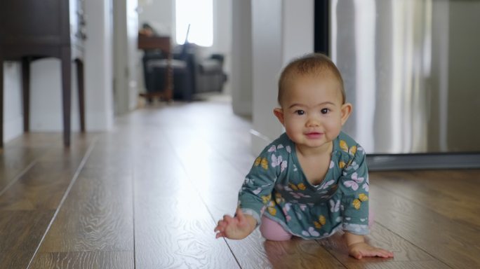 爬行的婴儿三胎二孩婴儿婴幼儿新生儿